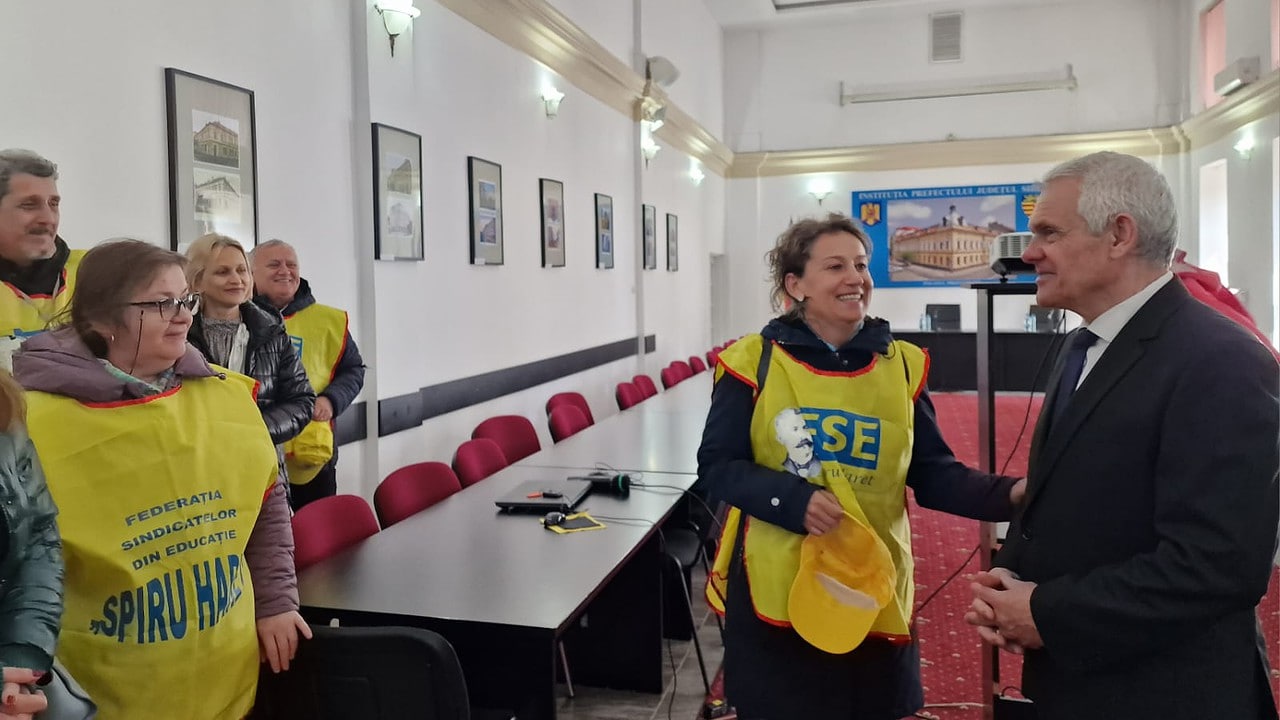 FOTO VIDEO Peste 200 de dascăli au protestat în fața Prefecturii Sibiu - Vor salarii mai mari și drepturi pentru îngrijitorii din școli