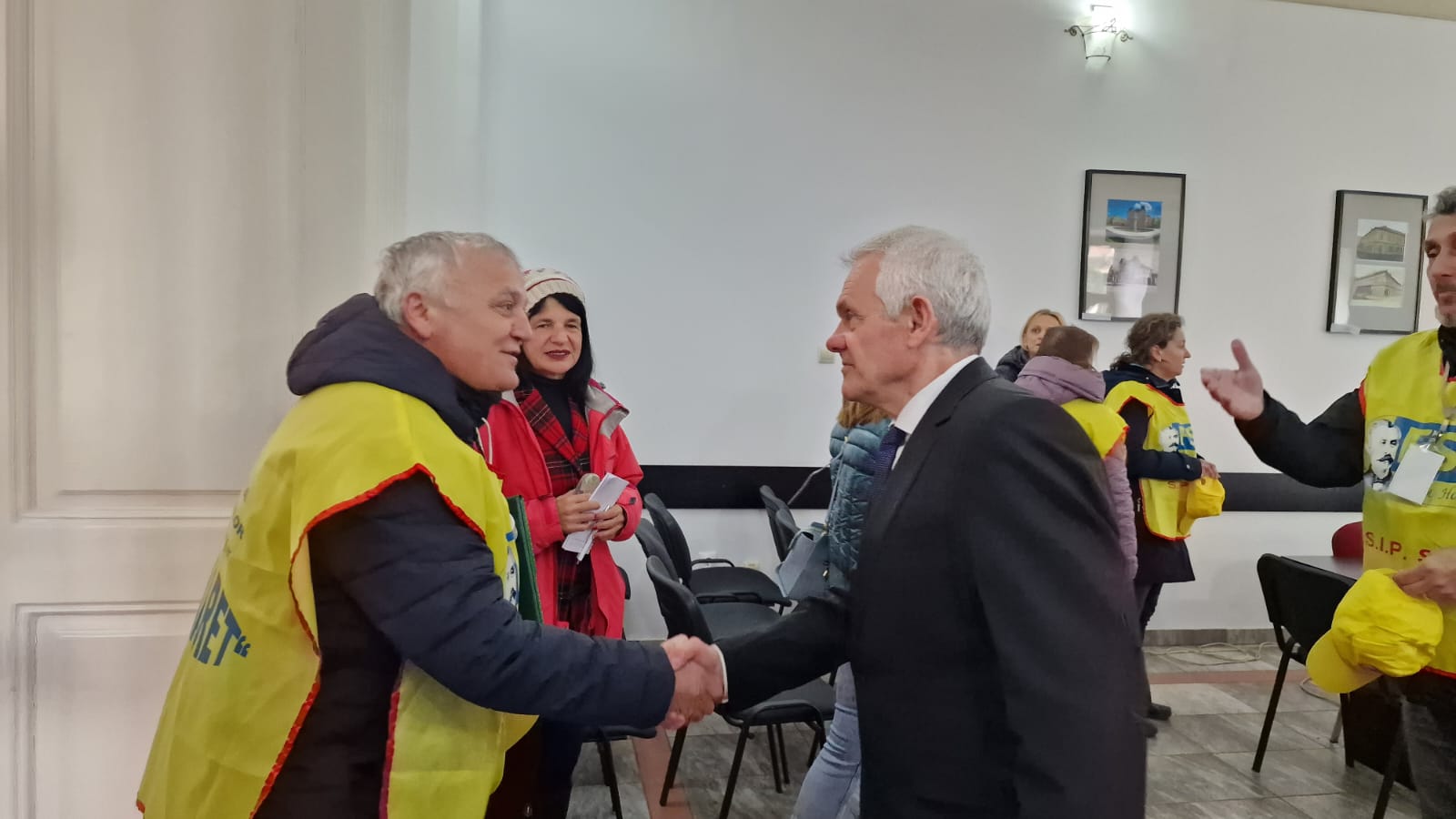 FOTO VIDEO Peste 200 de dascăli au protestat în fața Prefecturii Sibiu - Vor salarii mai mari și drepturi pentru îngrijitorii din școli