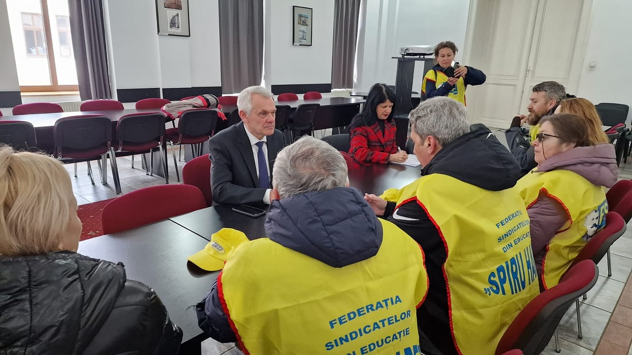 FOTO VIDEO Peste 200 de dascăli au protestat în fața Prefecturii Sibiu - Vor salarii mai mari și drepturi pentru îngrijitorii din școli