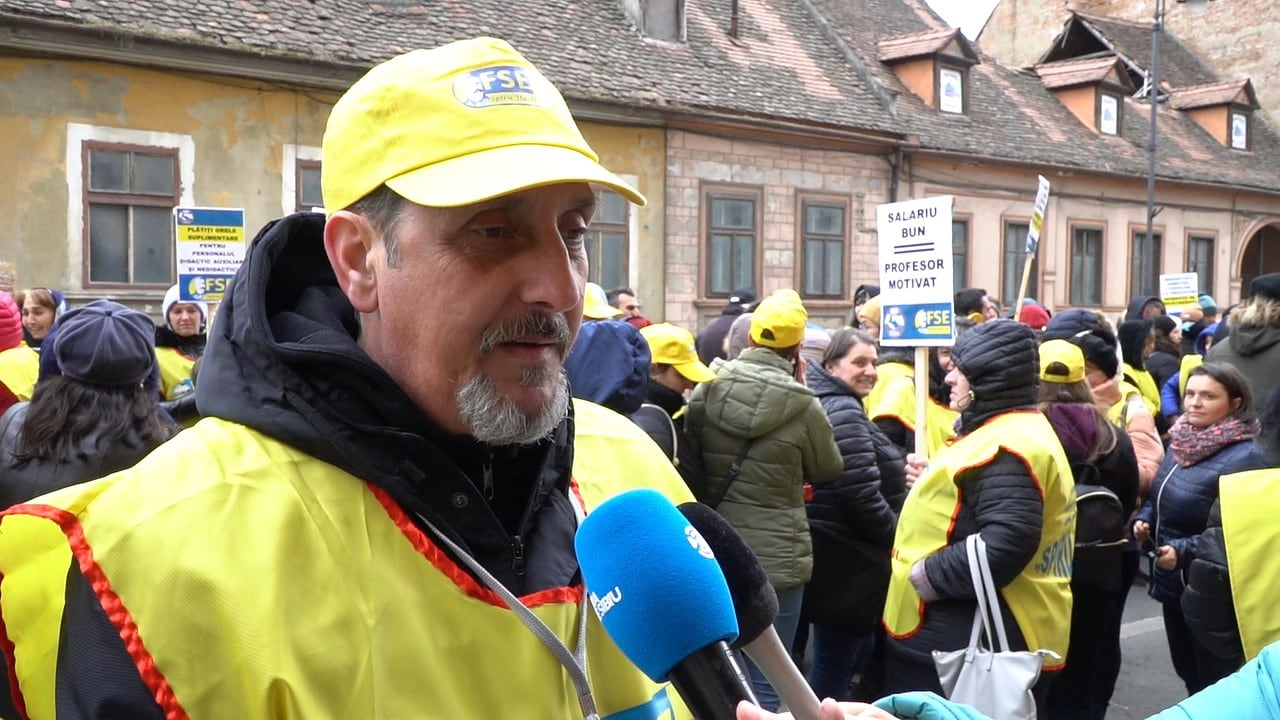 FOTO VIDEO Peste 200 de dascăli au protestat în fața Prefecturii Sibiu - Vor salarii mai mari și drepturi pentru îngrijitorii din școli