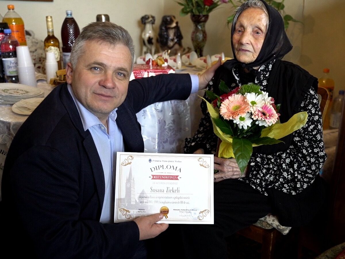 foto: cadou pentru o medieșeancă în vârstă de 100 de ani – a primit flori și bani din partea primăriei