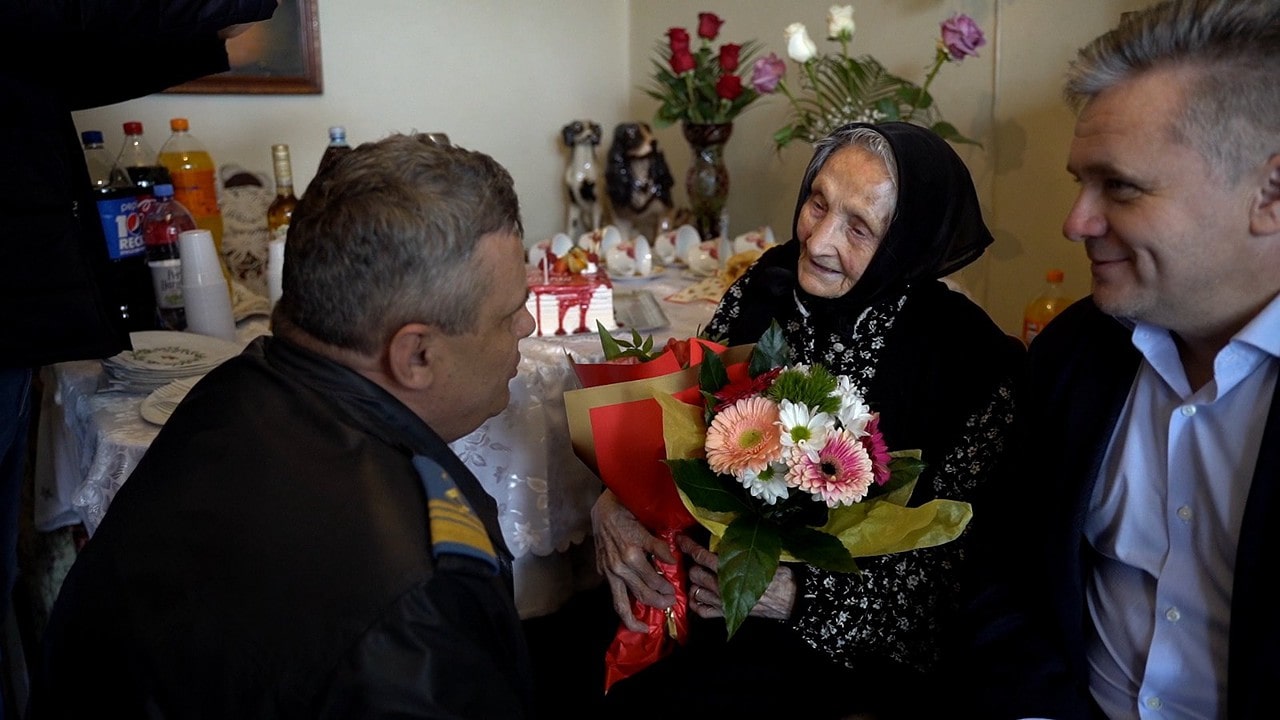 FOTO: Cadou pentru o medieșeancă în vârstă de 100 de ani – A primit flori și bani din partea primăriei