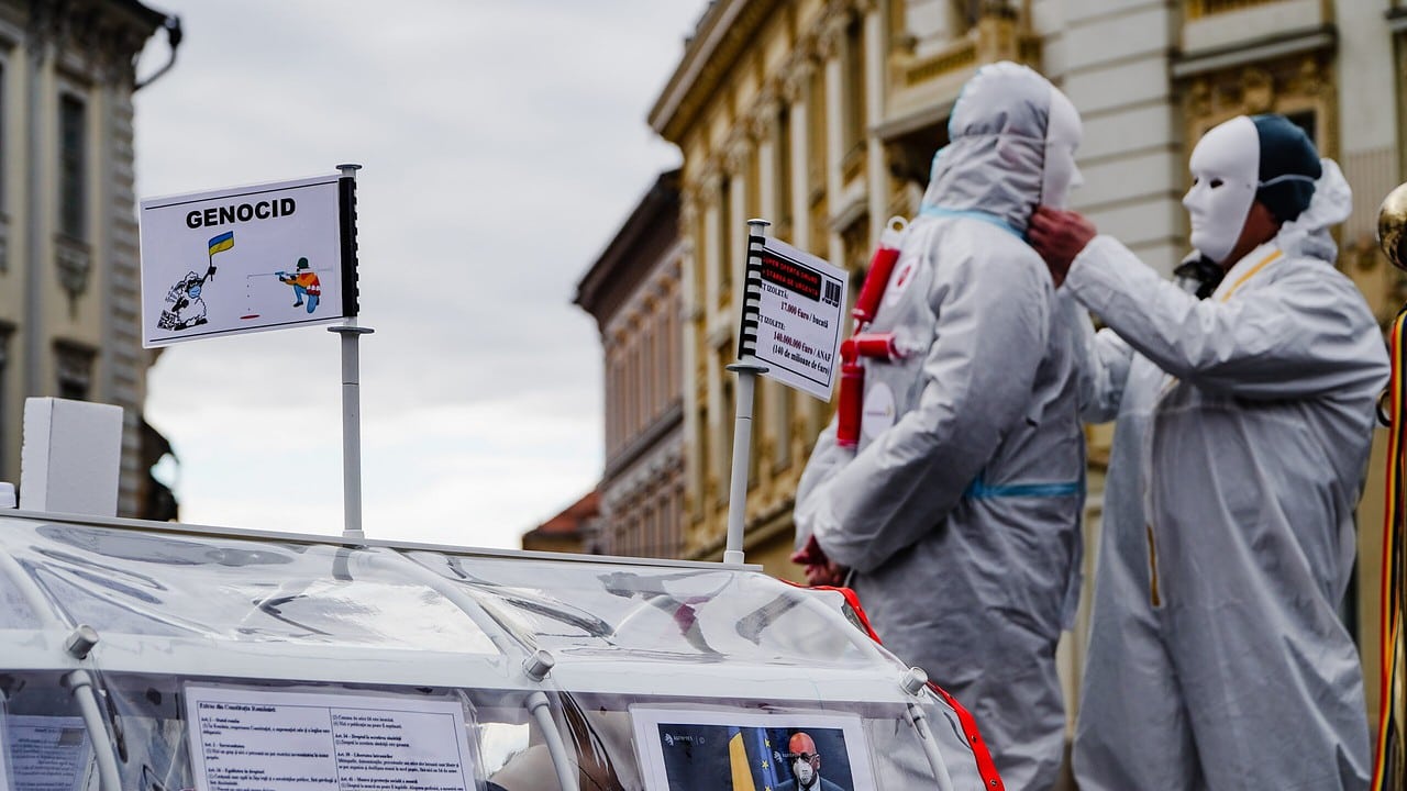 foto video protest șocant în centrul sibiului - manifestanții au adus o izoletă și au venit mascați