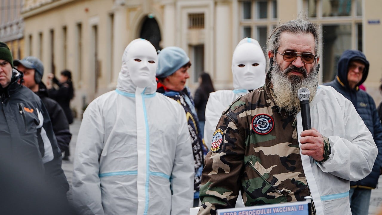 foto video protest șocant în centrul sibiului - manifestanții au adus o izoletă și au venit mascați