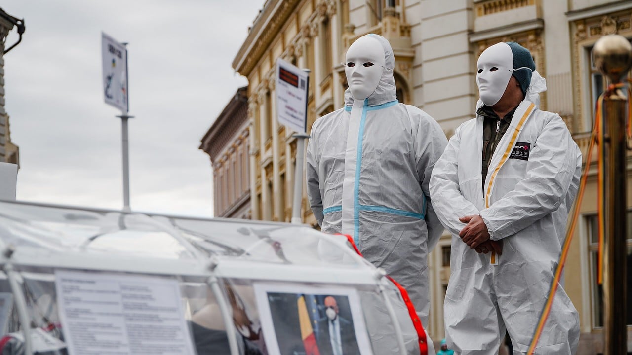 foto video protest șocant în centrul sibiului - manifestanții au adus o izoletă și au venit mascați