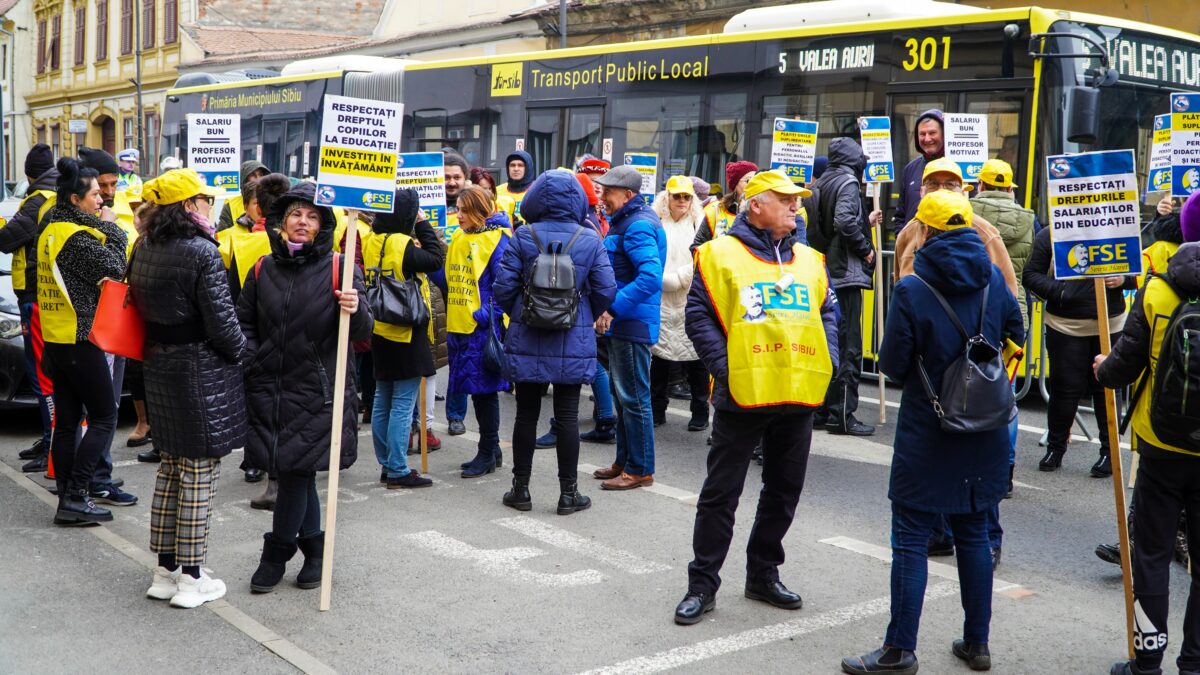 FOTO VIDEO Peste 200 de dascăli au protestat în fața Prefecturii Sibiu - Vor salarii mai mari și drepturi pentru îngrijitorii din școli