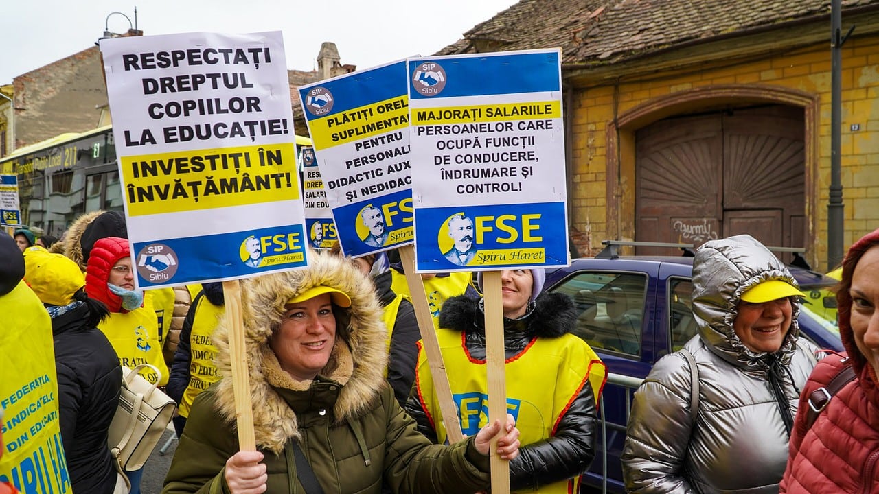 FOTO VIDEO Peste 200 de dascăli au protestat în fața Prefecturii Sibiu - Vor salarii mai mari și drepturi pentru îngrijitorii din școli