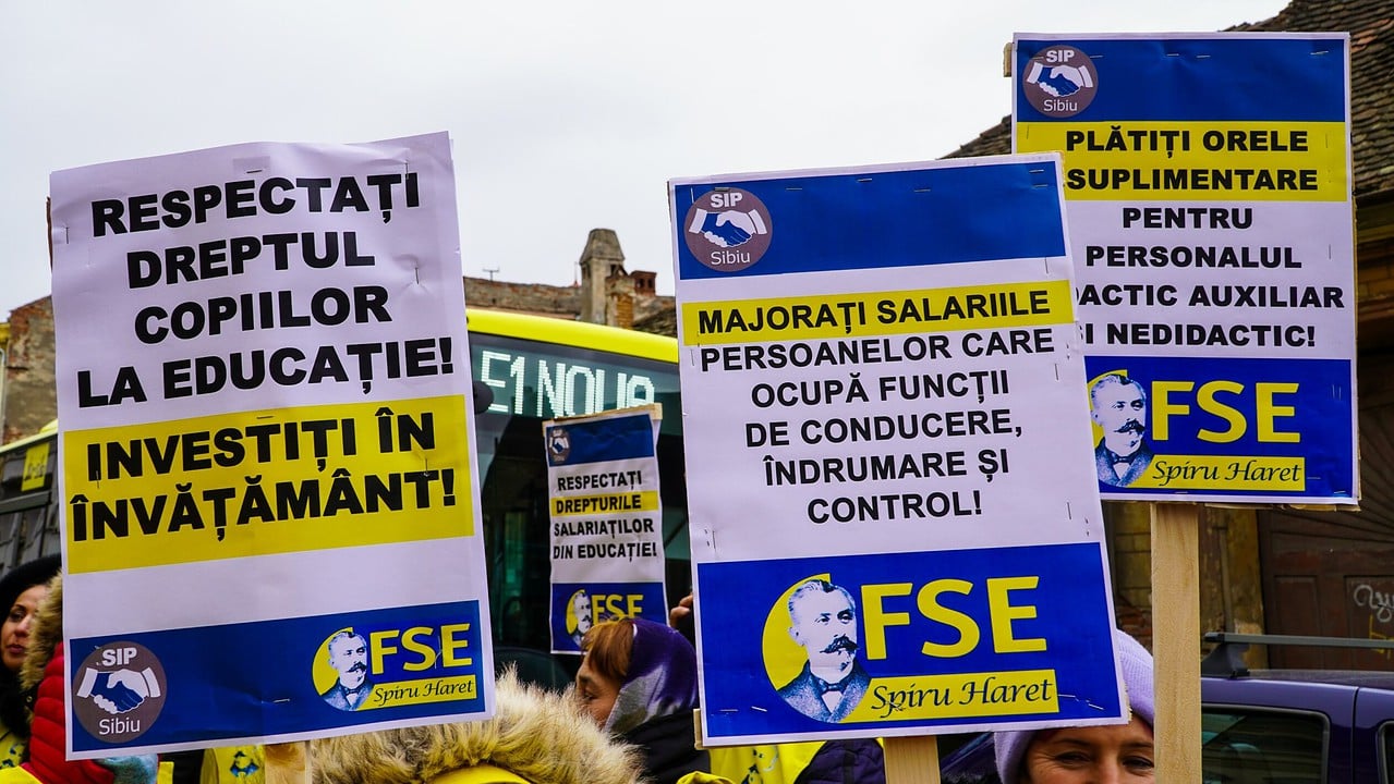 FOTO VIDEO Peste 200 de dascăli au protestat în fața Prefecturii Sibiu - Vor salarii mai mari și drepturi pentru îngrijitorii din școli