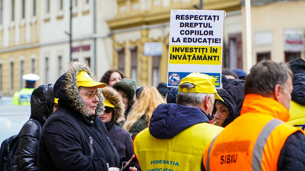 FOTO VIDEO Peste 200 de dascăli au protestat în fața Prefecturii Sibiu - Vor salarii mai mari și drepturi pentru îngrijitorii din școli