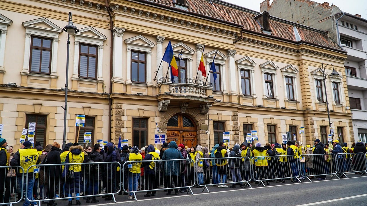 FOTO VIDEO Peste 200 de dascăli au protestat în fața Prefecturii Sibiu - Vor salarii mai mari și drepturi pentru îngrijitorii din școli