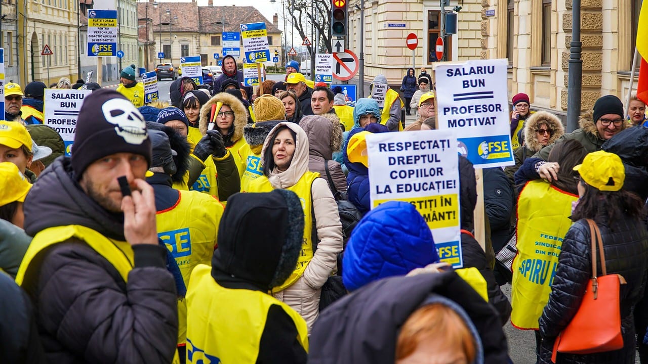 FOTO VIDEO Peste 200 de dascăli au protestat în fața Prefecturii Sibiu - Vor salarii mai mari și drepturi pentru îngrijitorii din școli