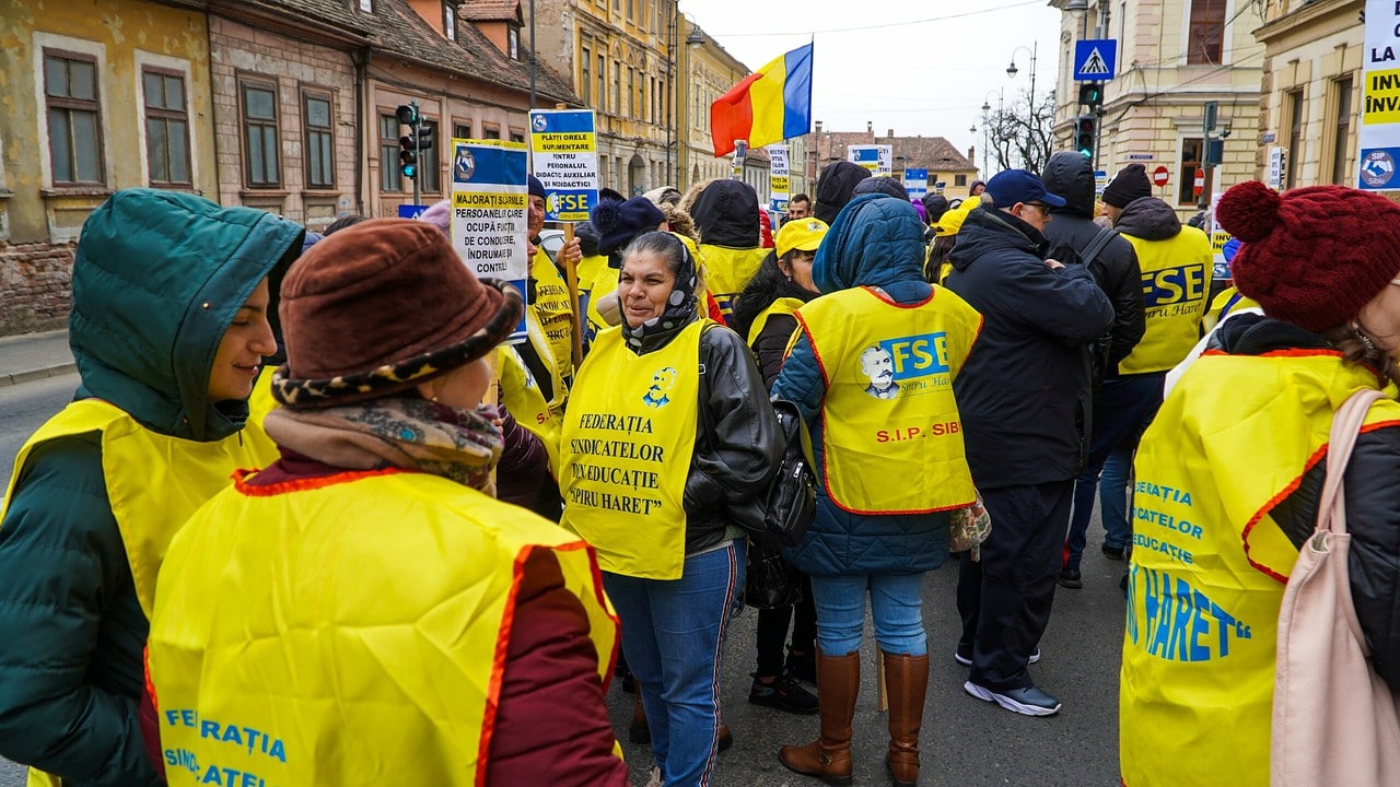 FOTO VIDEO Peste 200 de dascăli au protestat în fața Prefecturii Sibiu - Vor salarii mai mari și drepturi pentru îngrijitorii din școli