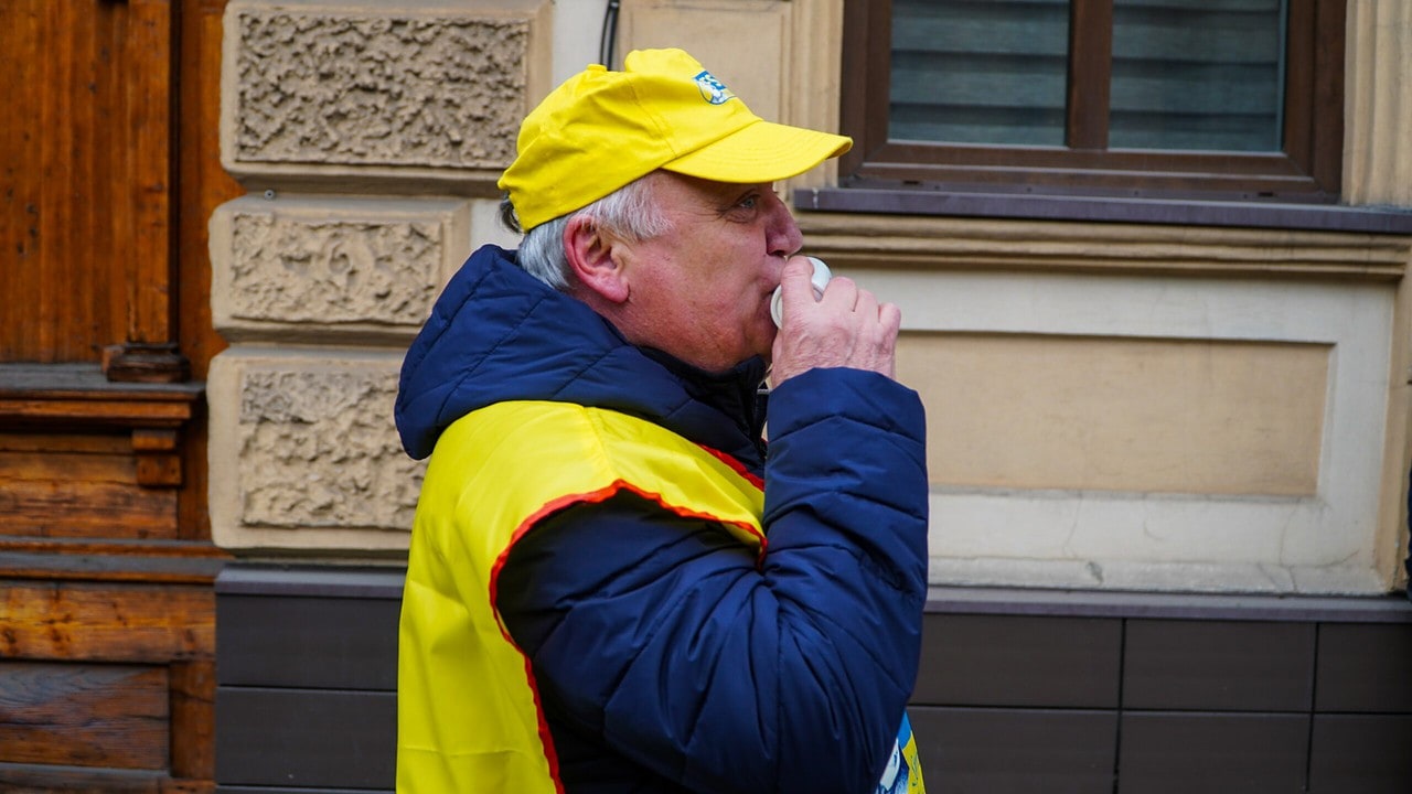 FOTO VIDEO Peste 200 de dascăli au protestat în fața Prefecturii Sibiu - Vor salarii mai mari și drepturi pentru îngrijitorii din școli