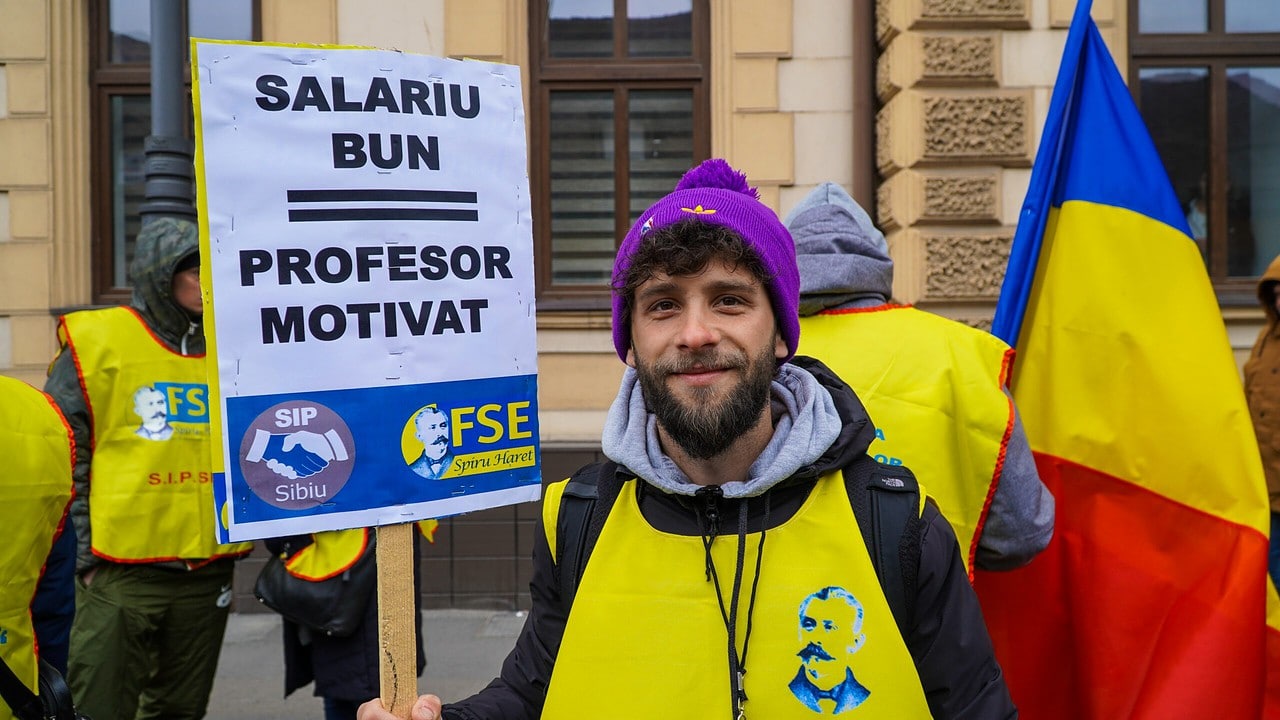 FOTO VIDEO Peste 200 de dascăli au protestat în fața Prefecturii Sibiu - Vor salarii mai mari și drepturi pentru îngrijitorii din școli