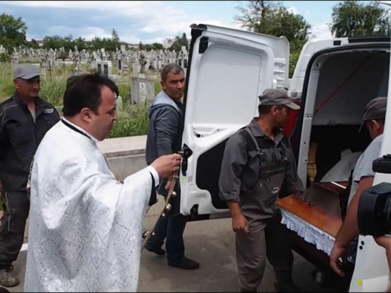 zeci de oameni abandonați la morgă - preotul dumitrean gest de compasiune - i-a condus pe ultimul drum