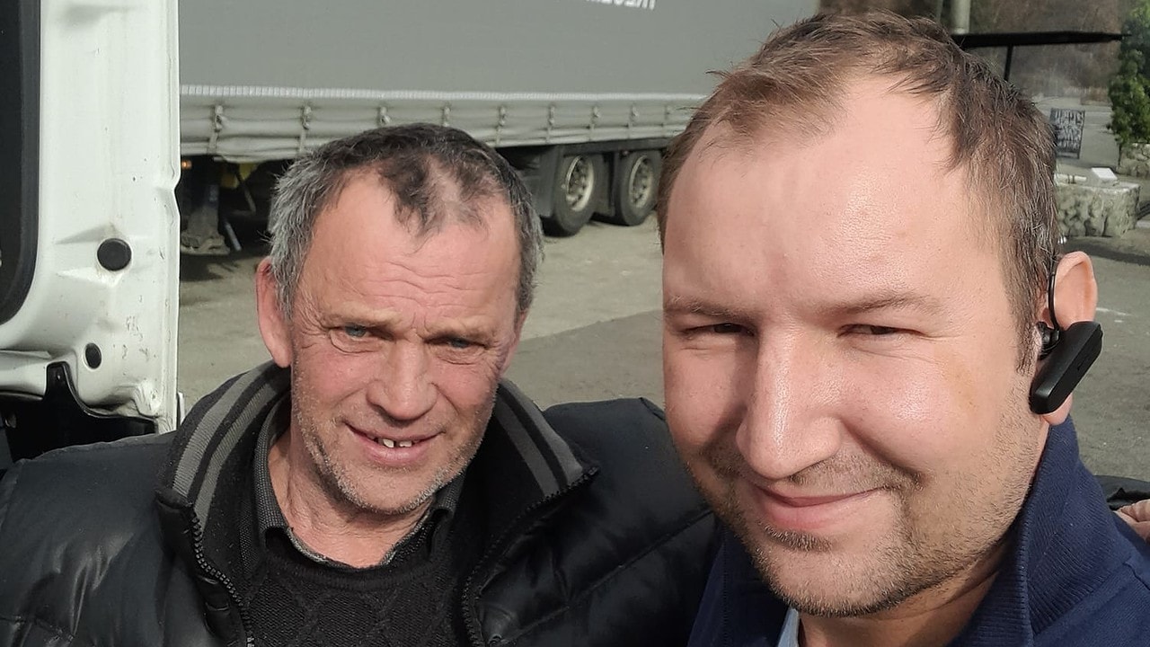 șofer de tir din ucraina abandonat de patron pe valea oltului - trăiește din mila oamenilor și doarme în cabină