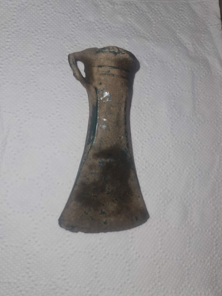 un sibian a descoperit la cisnădioara un topor celt vechi de peste 3.000 de ani. l-a predat autorităților
