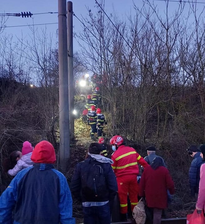 foto tren deraiat în teleorman - un alt tren a frânat brusc ca să evite impactul - patru oameni duși la spital