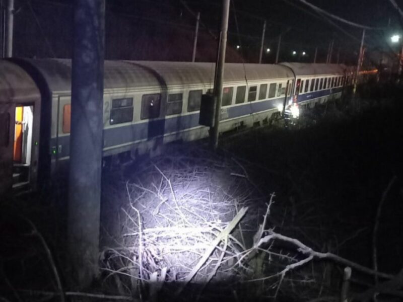 foto tren deraiat în teleorman - un alt tren a frânat brusc ca să evite impactul - patru oameni duși la spital