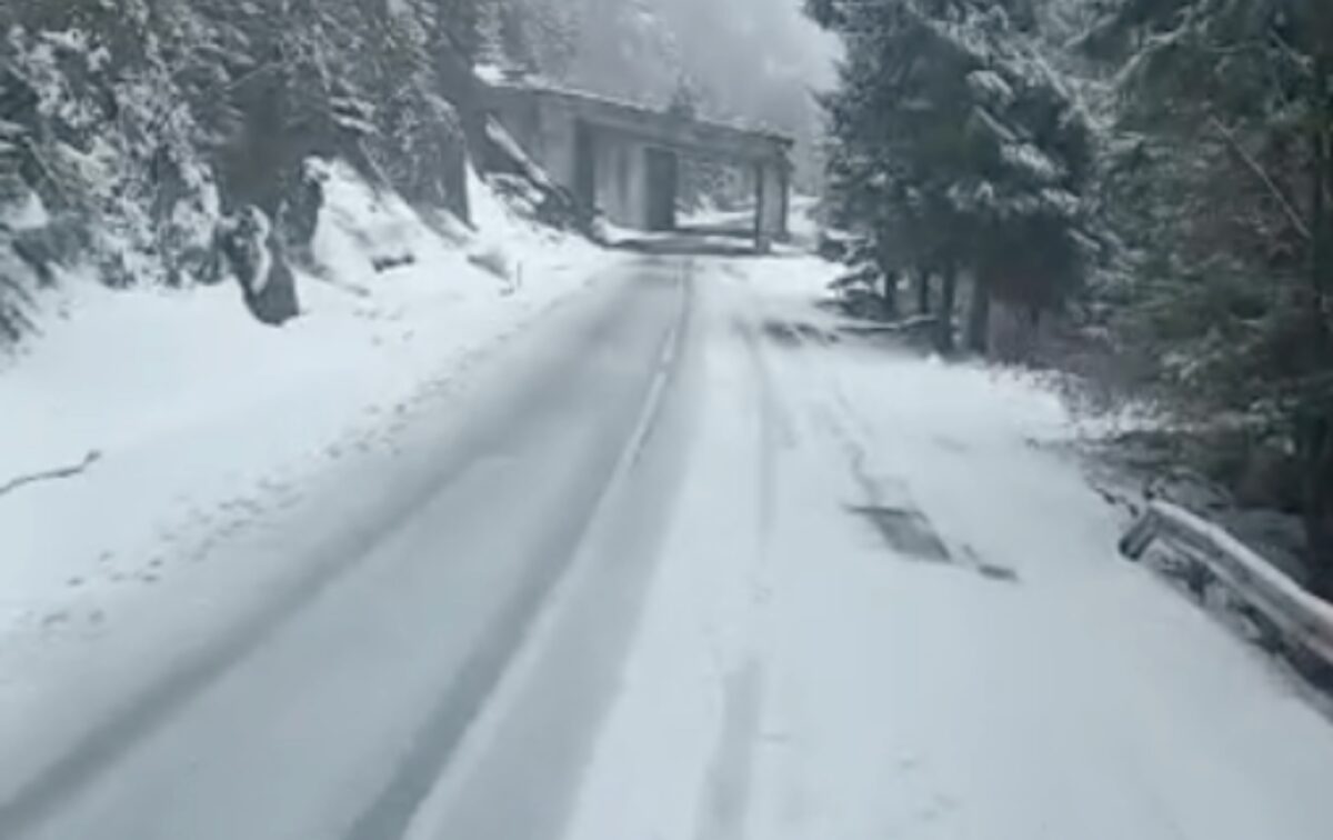 video: iarnă în toată regula la munte - drumarii deszăpezesc transfăgărășanul 