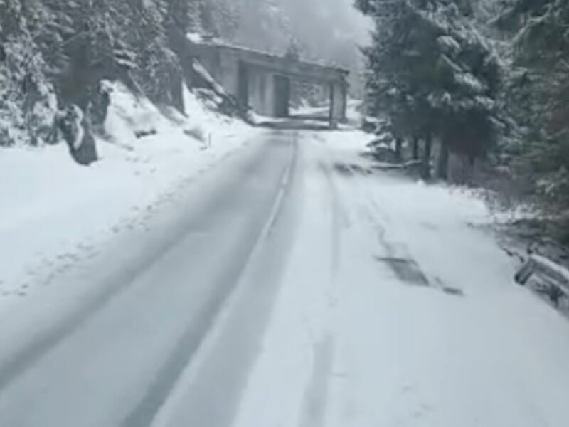 video: iarnă în toată regula la munte - drumarii deszăpezesc transfăgărășanul 