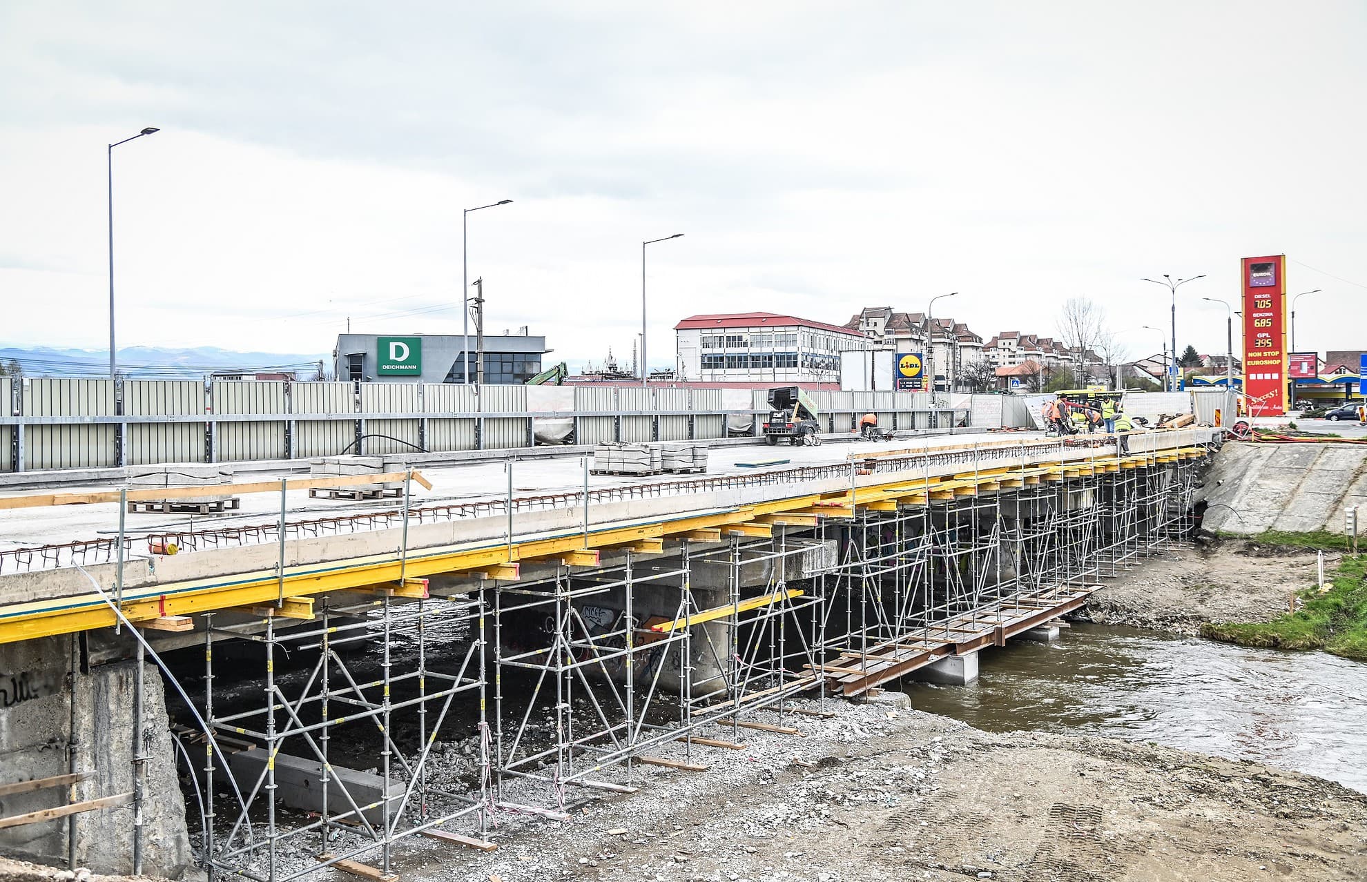 lucrările de modernizare la podul peste cibin în grafic - se va așterne hidroizolația pe pod