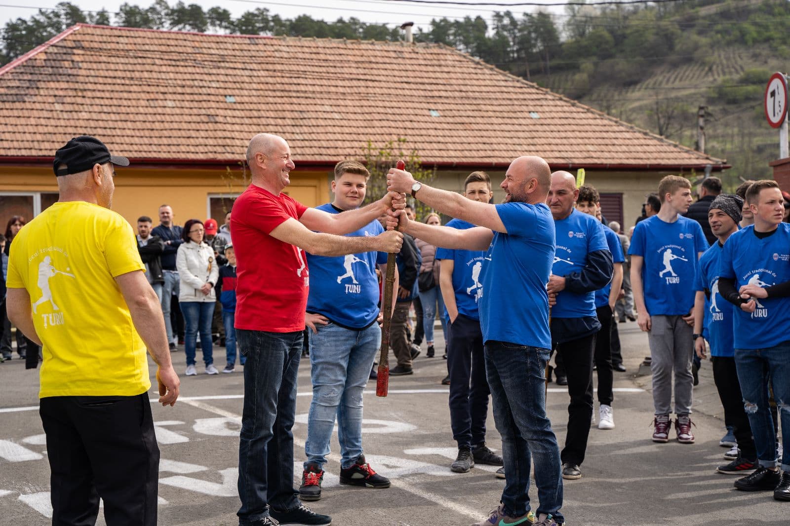 foto sute de medieșeni prezenți în duminca de paște la țuru