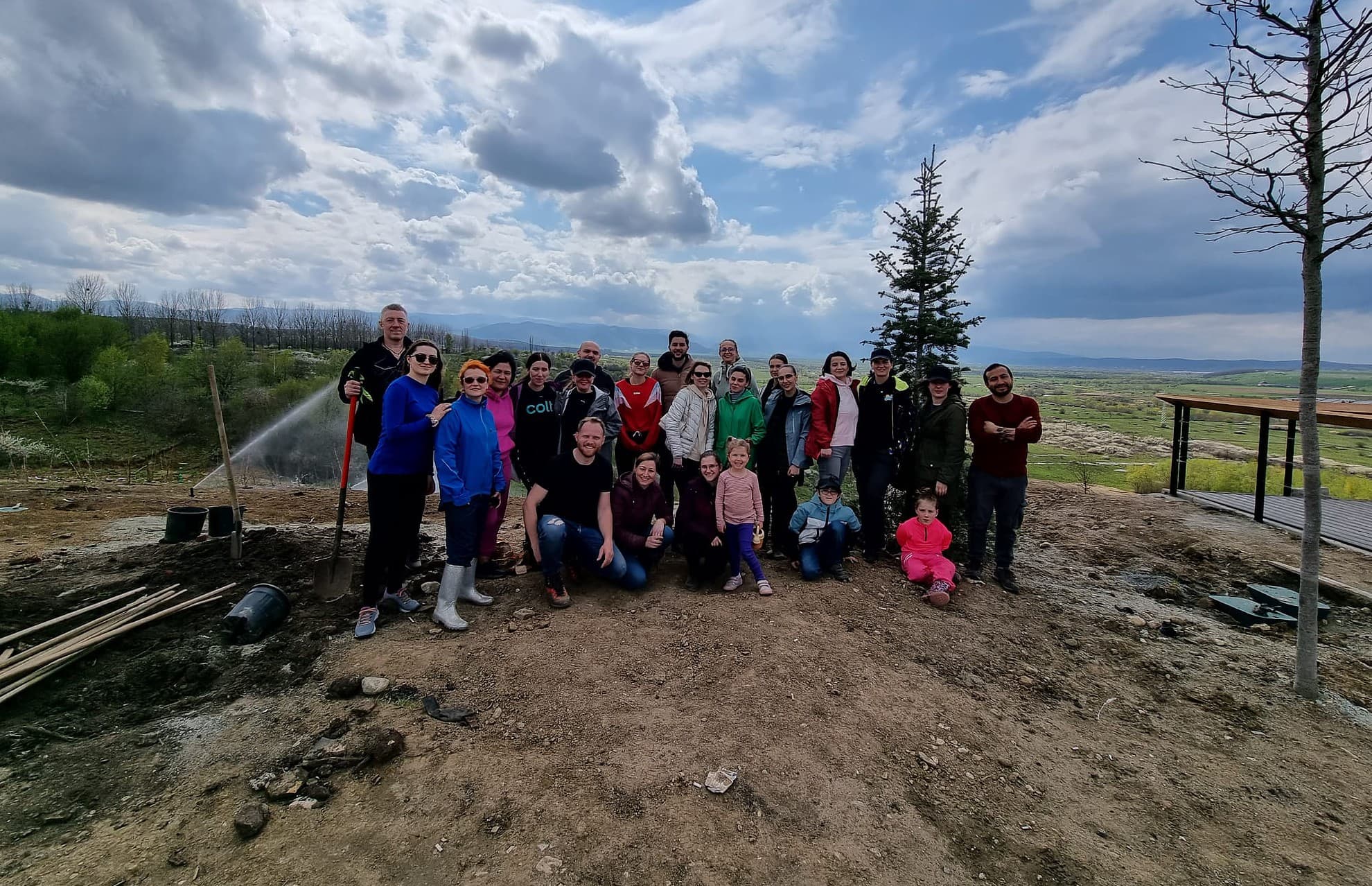 FOTO - Peste 500 de puieți plantați de voluntari pe versantul de lângă cel mai nou parc al Sibiului