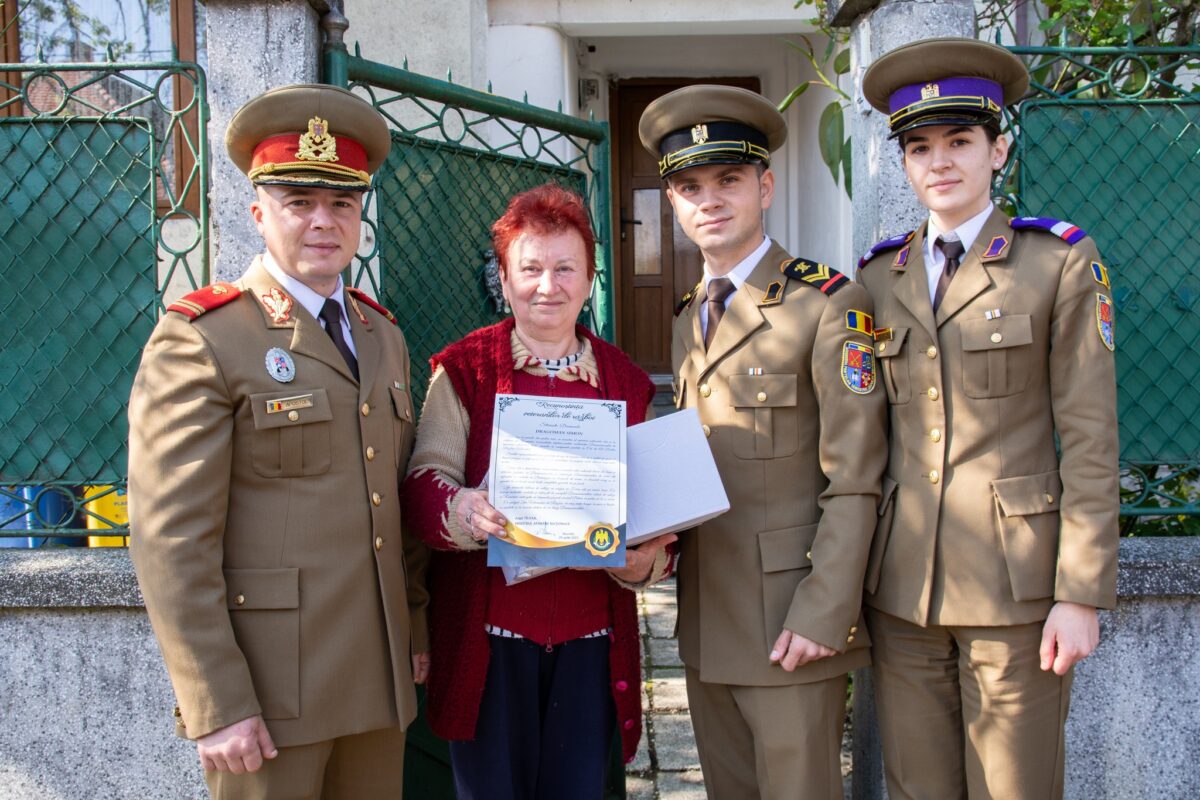 FOTO Emoții și zâmbete - Veteranii de război din Sibiu vizitați de militarii AFT