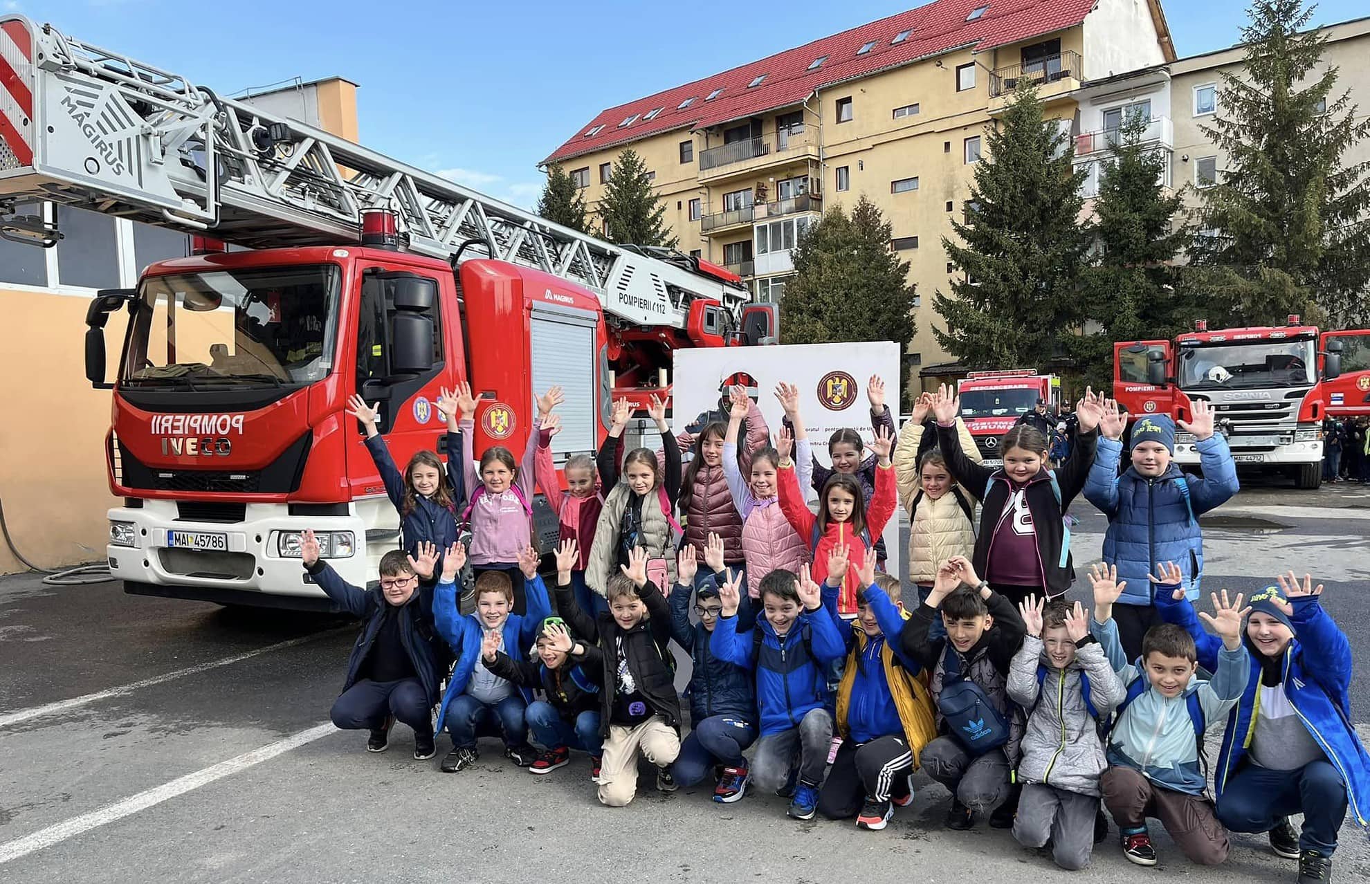 foto zâmbete și energie pozitivă la isu sibiu - mii de copii impresionați de dotările tehnice