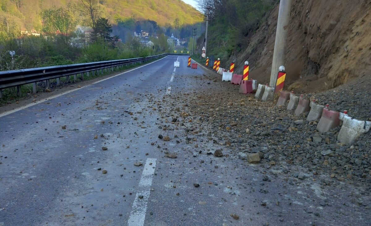 foto trafic blocat pe dn7 - valea oltului la călimănești - au căzut din nou pietre pe carosabil