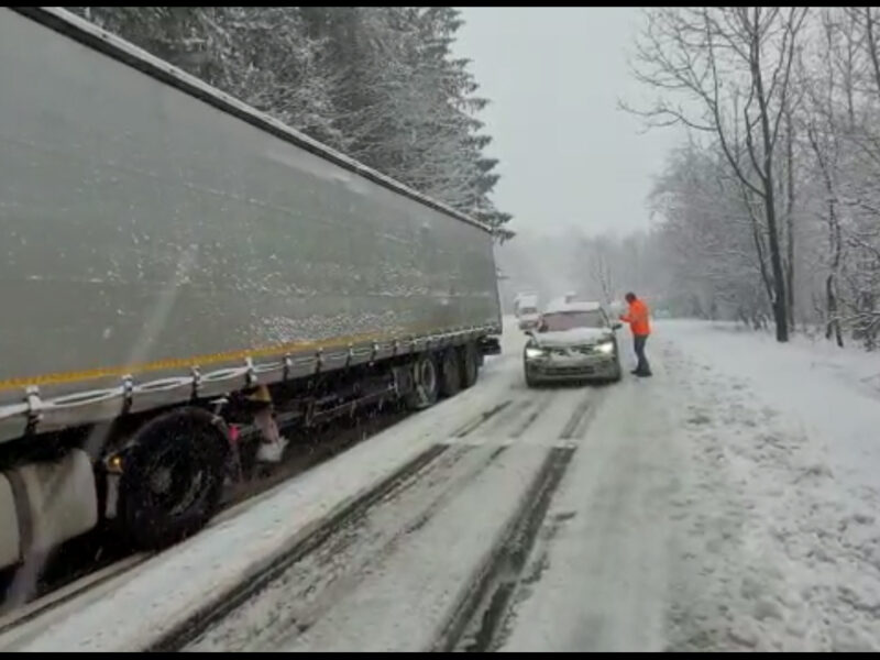 ninsorile abundente dau bătăi de cap şoferilor - mai multe drumuri din țară sunt blocate