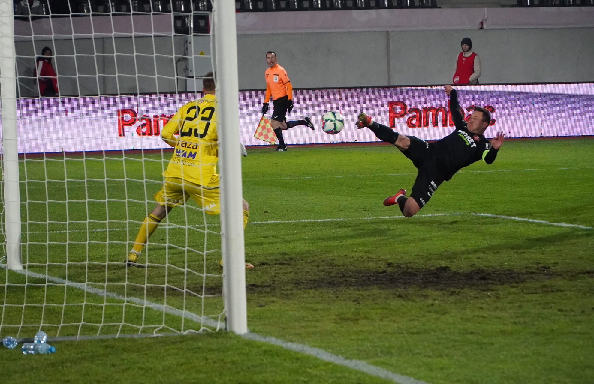 video foto fc hermannstadt părăsește cupa - băieții lui măldărășanu au condus la pauză, dar u cluj a întors rezultatul