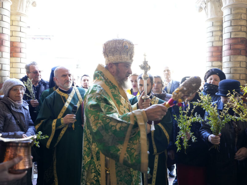 foto sute de credincioși au trecut pragul catedralei mitropolinate din sibiu în duminica floriilor