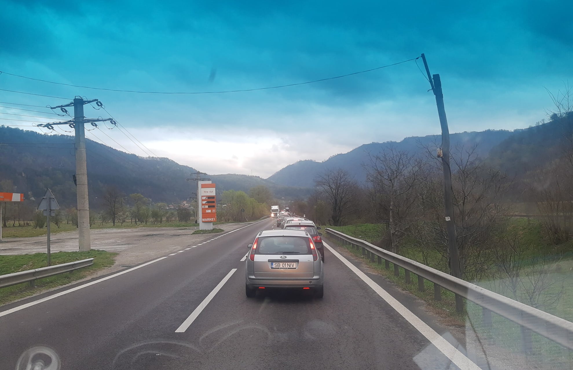 trafic infernal pe valea oltului - coloană de mașini de 20 de kilometri