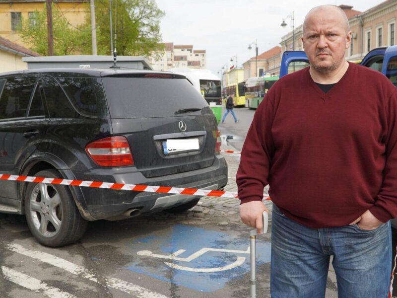 foto protest al unui sibian din gară din cauza desființării unui loc de parcare pentru persoanele cu dizabilități - “este bătaie de joc!”