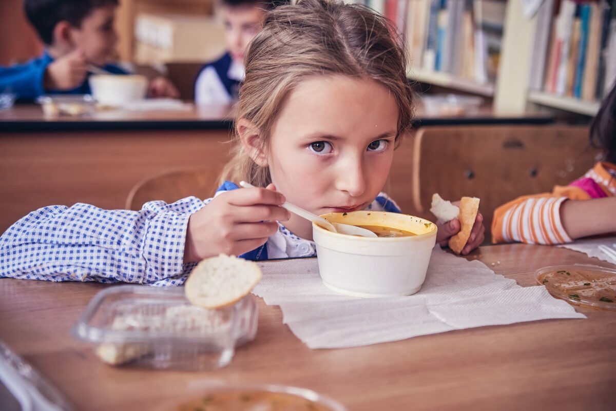 controverse în programul "masă cladă în școli" - copiilor din sălaj li s-au servit «lături», acuză părinții