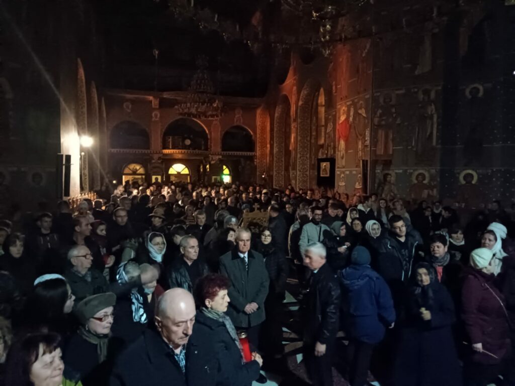 galerie foto: mii de sibieni au celebrat învierea la biserica înălțarea domnului de pe bulevardul mihai viteazu din sibiu