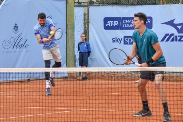 Victor Cornea triumfă în turneul de la San Remo - Tenismenul sibian a urcat pe locul 95 mondial la dublu