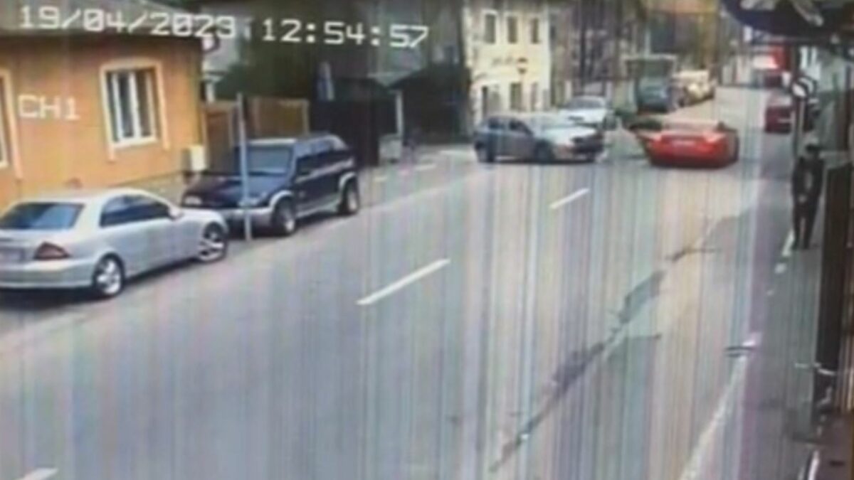 accidentul de pe strada lupeni filmat de o cameră de supraveghere - motociclistul a fost lovit în plin