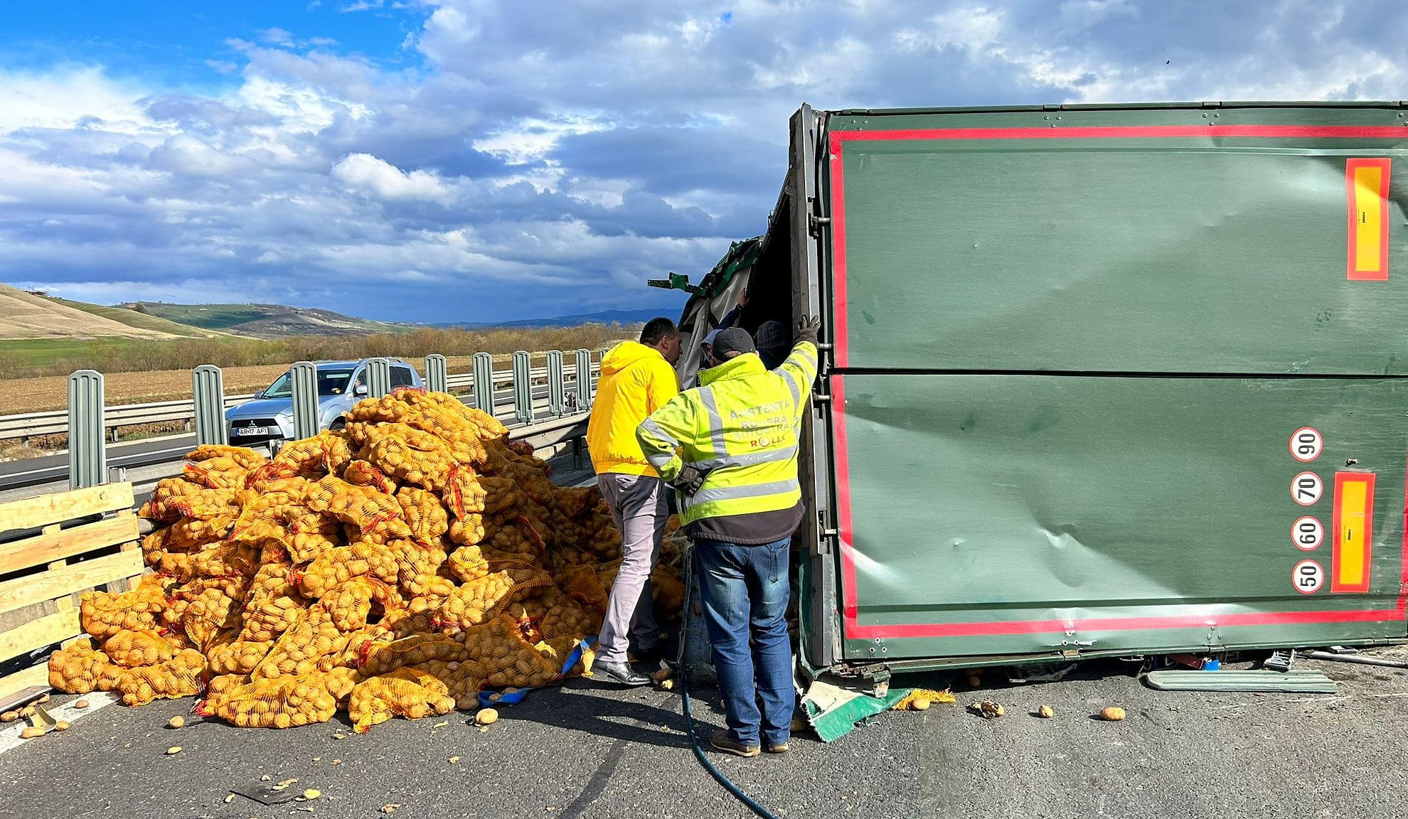 update accident pe autostradă între sibiu și sebeș - trafic blocat după ce un tir plin cu cartofi s-a răsturnat