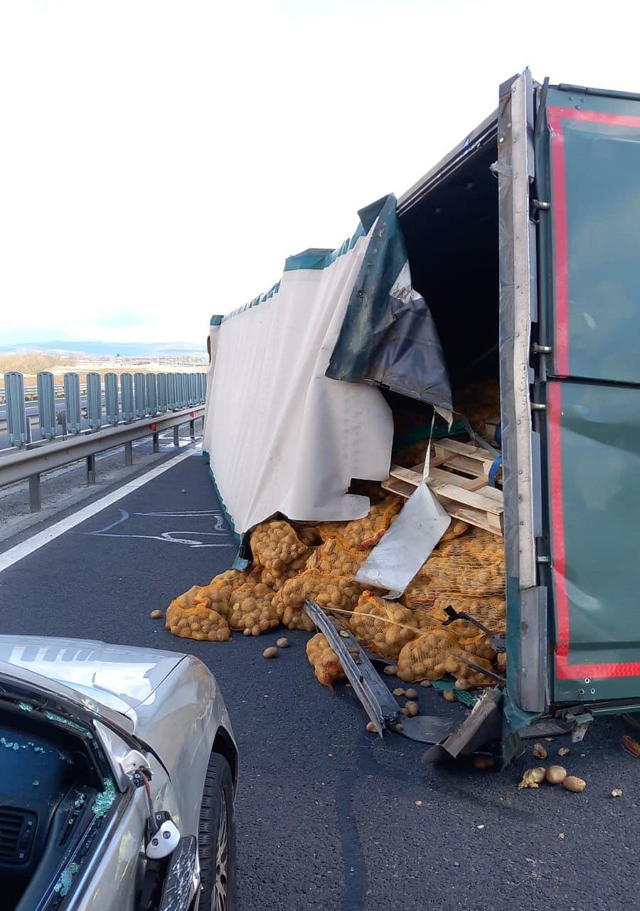update accident pe autostradă între sibiu și sebeș - trafic blocat după ce un tir plin cu cartofi s-a răsturnat