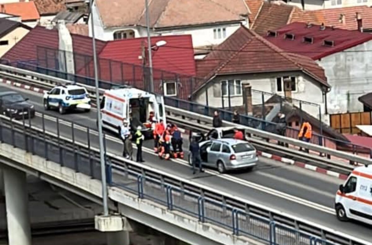 Accident pe podul din Terezian - O femeie și fiul ei, duși la spital