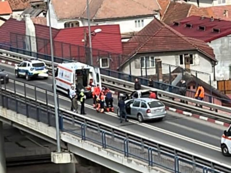 accident pe podul din terezian - o femeie și fiul ei, duși la spital