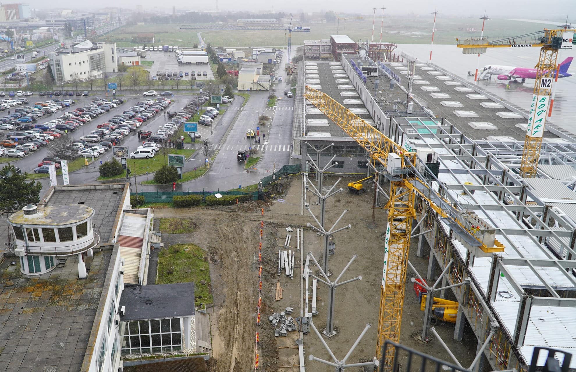 Vechiul terminal al aeroportului din Sibiu va fi demolat - Director: „Aici s-a scris istoria transportului aerian sibian”