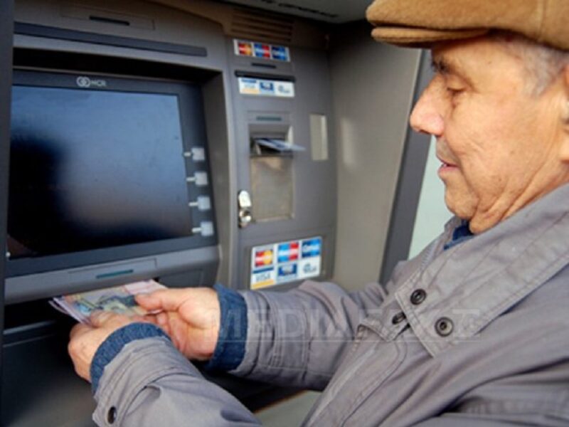 un vârstnic a uitat pensia la bancomat - o femeie a găsit banii și i-a restituit
