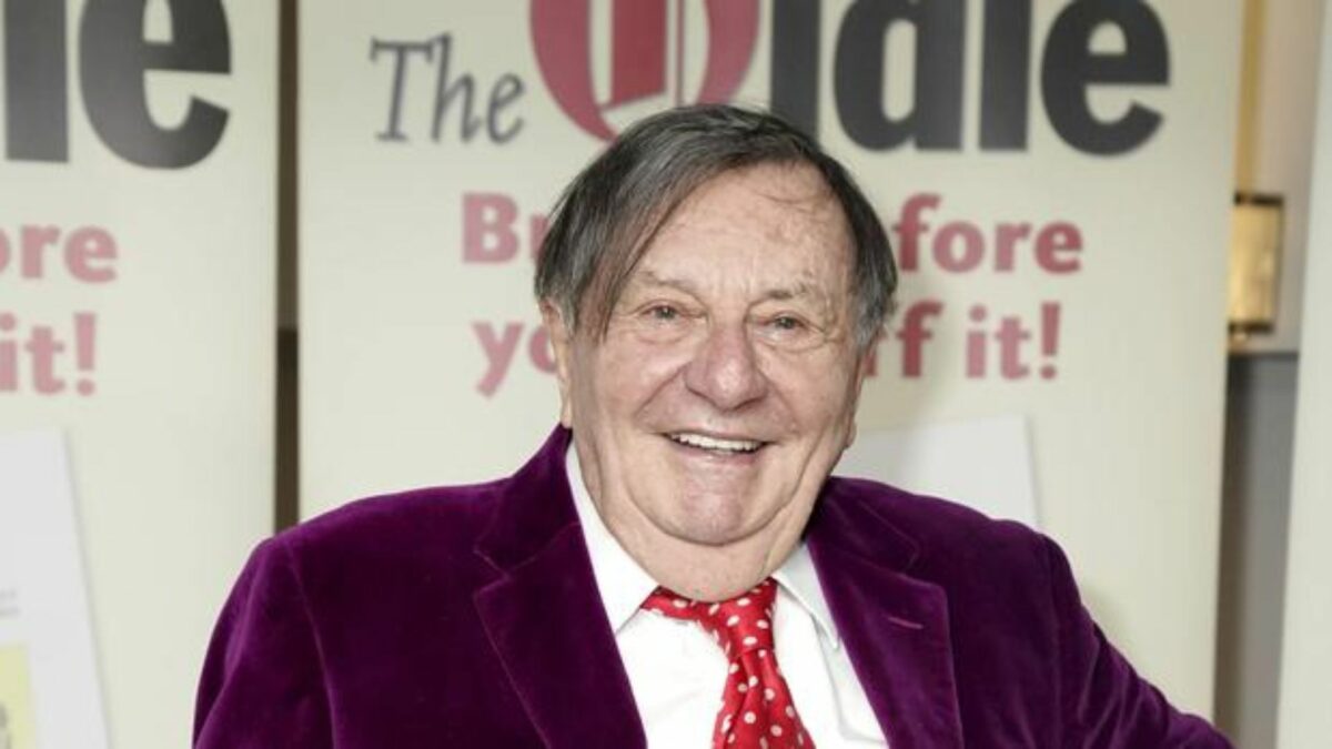 a murit cunoscutul actor barry humphries - avea 89 de ani