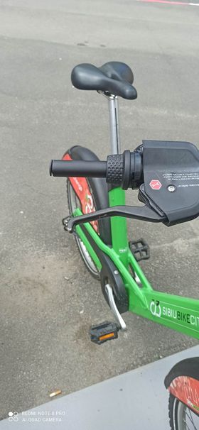 video biciclete vandalizate în rastelul din piața aurel vlaicu - mai mulți tineri au furat manșoanele