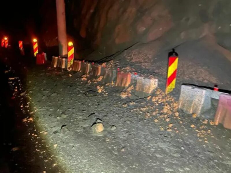 trafic blocat la călimănești pe valea oltului - au căzut din nou pietre pe carosabil