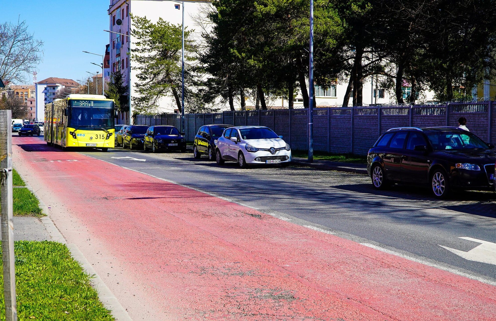 VIDEO Banda specială pentru autobuze de pe Calea Cisnădiei, plină de gropi – Șofer Tursib: „S-a mâncat asfaltul”